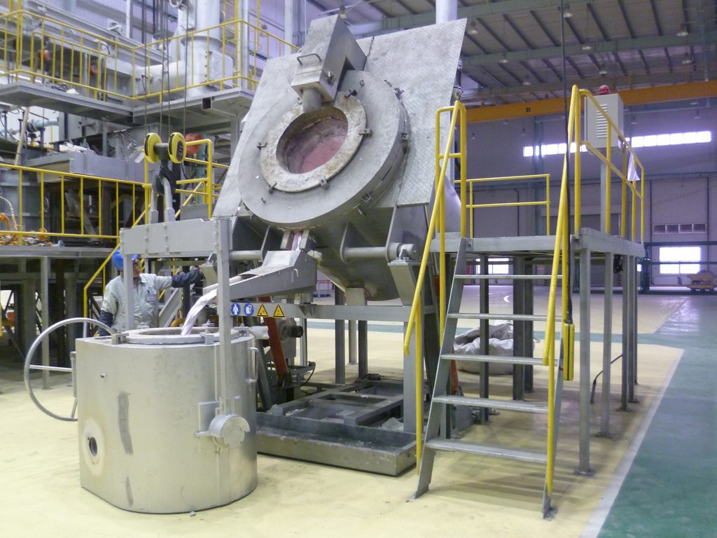 Crucible-furnace pouring molten aluminum